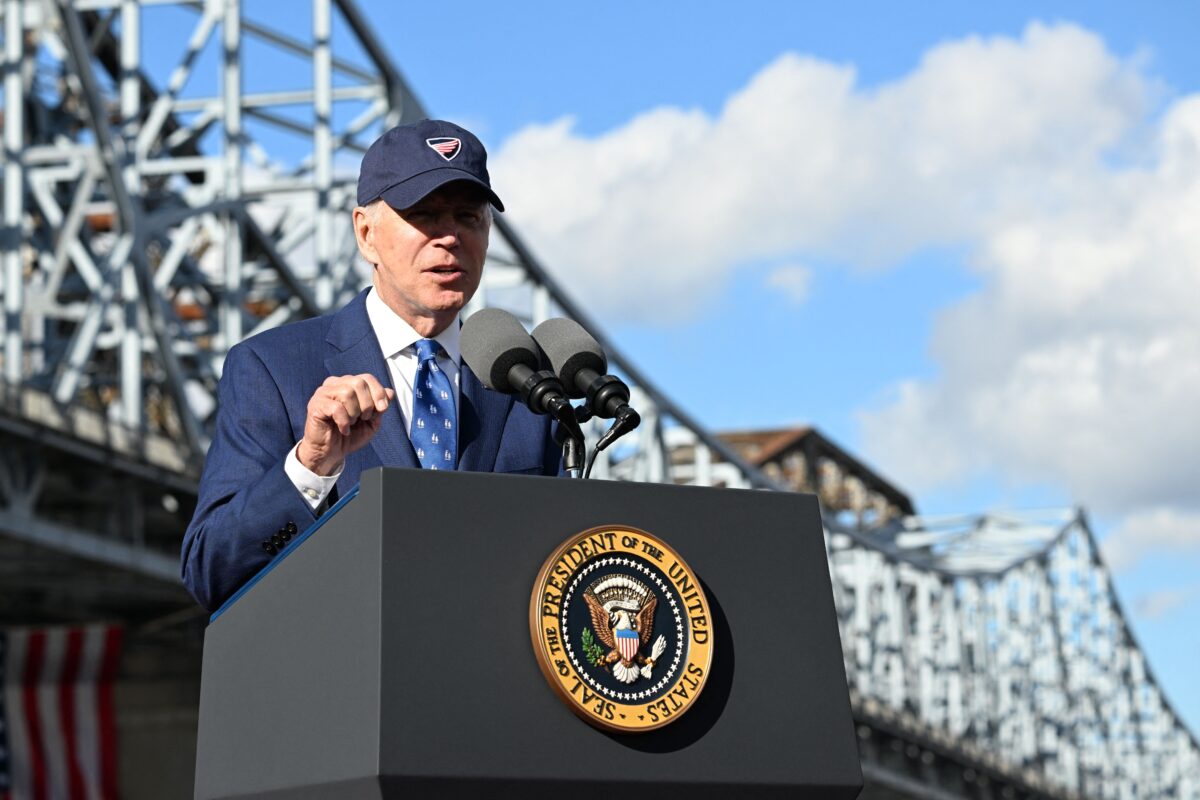 Tổng thống Joe Biden trình bày về luật cơ sở hạ tầng lưỡng đảng trước Cầu Clay Wade Bailey ở Covington, Kentucky, hôm 04/01/2023. (Ảnh: Jim Watson/AFP qua Getty Images)