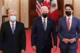 Tổng thống Joe Biden (giữa), Thủ tướng Canada Justin Trudeau (phải), và Tổng thống Mexico Andres Manuel Lopez Obrador đến dự Hội nghị thượng đỉnh Các nhà lãnh đạo Bắc Mỹ (NALS) tại Phòng phía Đông của Tòa Bạch Ốc ở Hoa Thịnh Đốn, vào ngày 18/11/2021. (Ảnh: Mandel Ngan/AFP/Getty Images)