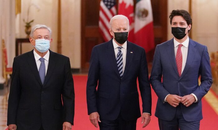 Tổng thống Joe Biden (giữa), Thủ tướng Canada Justin Trudeau (phải), và Tổng thống Mexico Andres Manuel Lopez Obrador đến dự Hội nghị thượng đỉnh Các nhà lãnh đạo Bắc Mỹ (NALS) tại Phòng phía Đông của Tòa Bạch Ốc ở Hoa Thịnh Đốn, vào ngày 18/11/2021. (Ảnh: Mandel Ngan/AFP/Getty Images)