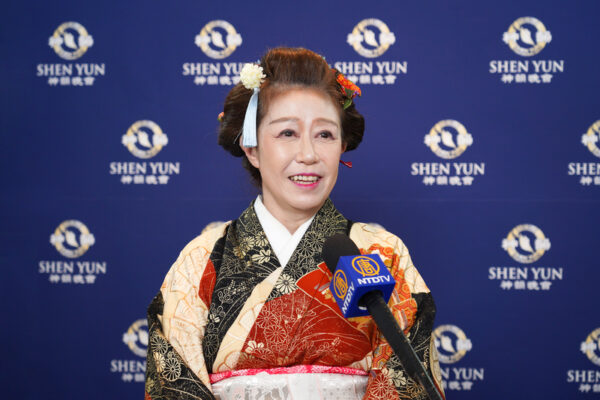 Bà Kasiba Sumi Tiyo, một người chuyên dạy đàn shamisen (một loại nhạc cụ truyền thống của người Nhật có 3 dây), tham dự buổi biểu diễn của Shen Yun ở Trung tâm Nghệ thuật Biểu diễn Kamakura tại Kamakura, Nhật Bản, hôm 13/01/2023. (Ảnh: Annie Gong/The Epoch Times)