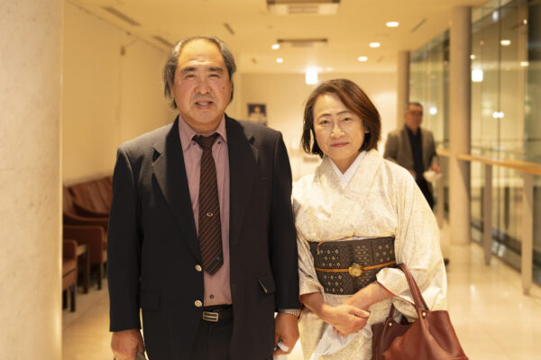 Ông Kato Atsuo, kiến trúc sư hạng nhất người Nhật, thưởng lãm Nghệ thuật Biểu diễn Shen Yun tại Trung tâm Nghệ thuật Biểu diễn Kamakura cùng phu nhân ở Kamakura, Nhật Bản hôm 13/01/2023. (Ảnh: Fujino Takeshi/ The Epoch Times)