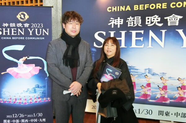 Bà Kawakami Souichi, chủ một công ty xây dựng địa phương, tham dự Chương trình Nghệ thuật Biểu diễn Shen Yun tại Trung tâm Nghệ thuật Biểu diễn Hyogo, Nishinomiya, Nhật Bản chiều ngày 06/01/2023. (Ảnh: Ren Zihui/The Epoch Times)