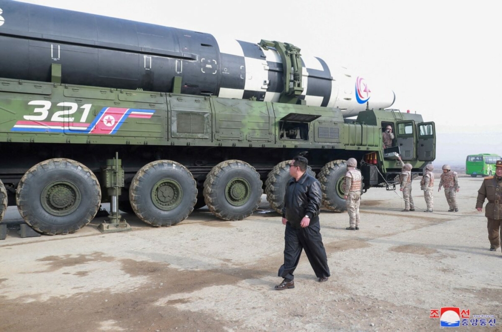 Lãnh đạo Bắc Hàn Kim Jong Un đi bên cạnh thứ mà truyền thông nhà nước đưa tin là hỏa tiễn đạn đạo liên lục địa “Hwasong-17” trên bệ phóng di động của hỏa tiễn này, trong một bức ảnh không đề ngày tháng được công bố vào ngày 25/03/2022. (Ảnh: KCNA qua Reuters)
