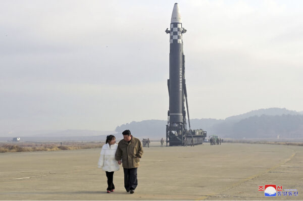 Lãnh đạo Bắc Hàn Kim Jong Un (phải) và con gái tại địa điểm phóng hỏa tiễn tại Phi trường Quốc tế Bình Nhưỡng ở Bình Nhưỡng, Bắc Hàn, hôm 18/11/2022. (Ảnh: Thông tấn xã Trung ương Bắc Hàn/Dịch vụ Tin tức Triều Tiên qua AP)