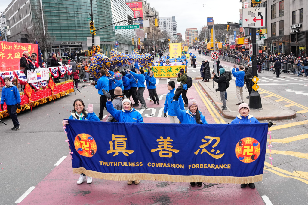 1 Các học viên Pháp Luân Công tham gia cuộc Diễn hành mừng Tết Nguyên Đán ở khu Flushing, New York, hôm 21/01/2023. (Ảnh: Larry Dye/The Epoch Times)