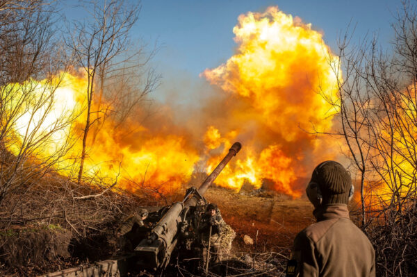 Các binh sĩ Ukraine khai hỏa một khẩu pháo kéo dã chiến M-46 130 mm trên một tiền tuyến gần Soledar, vùng Donetsk, Ukraine, trong ảnh tư liệu được phát hành vào ngày 10/11/2022. (Ảnh: Iryna Rybakova/Dịch vụ báo chí của Lữ đoàn cơ giới độc lập số 93 Kholodnyi Yar của Lực lượng Vũ trang Ukraine/Tài liệu phát qua Reuters)
