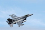 Phi cơ F-16 Fighting Falcon của Không quân Hoa Kỳ từ Không đoàn 140 của lực lượng Không lực Vệ binh quốc gia Colorado trong cuộc tập trận Sabre Strike của NATO bay qua căn cứ không quân Amari, Estonia, vào ngày 12/06/2018. (Ảnh: Ints Kalnins/Reuters)