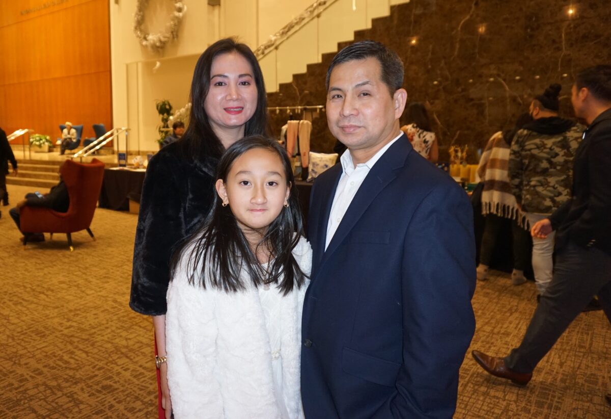 Tối ngày 26/12/2022, giáo sư Anh ngữ Leo Lee cùng gia đình tham dự buổi biểu diễn của Đoàn Nghệ thuật Biểu diễn Shen Yun tại Nhà hát Giao hưởng Atlanta. (Ảnh: Nancy Ma/ Epoch Times)