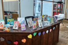 Sách dành cho trẻ em có nội dung về người chuyển giới và đồng tính luyến ái được trưng bày tại thư viện ở Columbia, Tennessee, vào năm 2022. (Ảnh: Được sự cho phép của anh Aaron Miller)