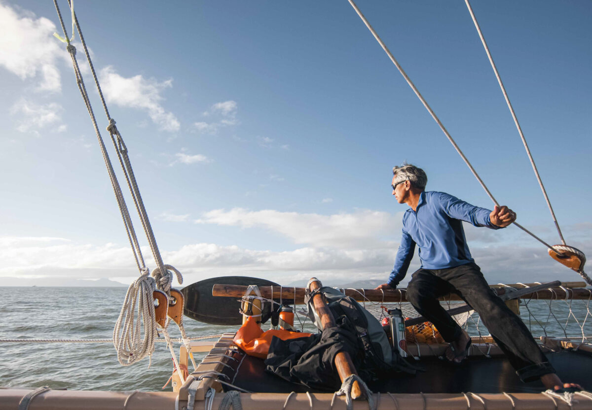 Những nhà hàng hải tìm đường như ông Nainoa Thompson luôn dõi theo đường chân trời; thời tiết; gió, mặt trời, và các vì sao. (Ảnh: Đăng dưới sự phép của Polynesian Voyaging Society) 