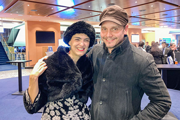 Bác sĩ Maria Martinelli và bạn trai Gerd Konschak, bác sĩ cao cấp tại một bệnh viện, tại buổi biểu diễn của Đoàn Nghệ thuật Biểu diễn Shen Yun ở Berlin hôm 30/12/2022. (Ảnh: Nancy McDonnell/Epoch Times)