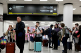 Khách du lịch đứng xếp hàng trước một trạm kiểm soát an ninh TSA tại Phi trường Quốc tế Miami ở Miami hôm 19/12/2022. (Ảnh: Joe Raedle/Getty Images)