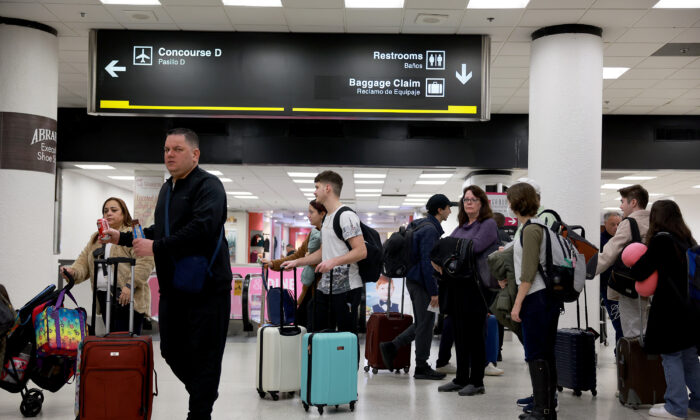 Khách du lịch đứng xếp hàng trước một trạm kiểm soát an ninh TSA tại Phi trường Quốc tế Miami ở Miami hôm 19/12/2022. (Ảnh: Joe Raedle/Getty Images)