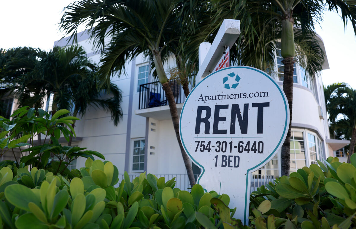 Biển báo ‘Cho thuê’ trước một tòa nhà ở Bãi biển Miami, Florida, hôm 06/12/2022. (Ảnh: Joe Raedle/Getty Images)