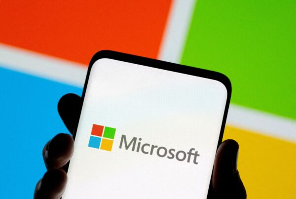 Một chiếc điện thoại thông minh trước logo Microsoft vào ngày 26/07/2021. (Ảnh: Dado Ruvic/Reuters)