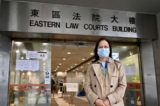 Cô Đổng Minh (Dong Ming), một học viên Pháp Luân Công ở Hồng Kông, đang ở bên ngoài Tòa án phía Đông, tại Hồng Kông, hôm 12/01/2023. (Ảnh: Sung Pi-lung/The Epoch Times)
