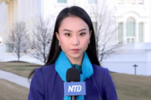 Cô Iris Tao, một phóng viên của NTD, hãng thông tấn cùng hệ thống với The Epoch Times, đưa tin từ Tòa Bạch Ốc hôm 27/01/2023. (Ảnh: NTD/Ảnh chụp màn hình qua The Epoch Times)