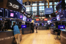 Các nhà giao dịch làm việc trên sàn của Sở giao dịch chứng khoán New York trong phiên giao dịch buổi chiều ở thành phố New York, hôm 29/08/2022. (Ảnh: Michael M. Santiago/Getty Images)