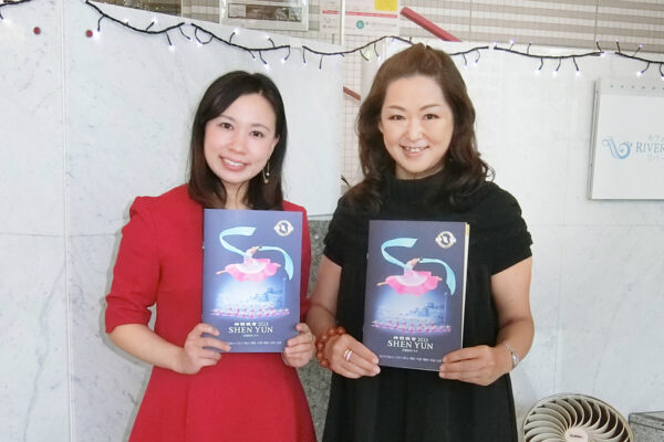 Bà Nakagawa Yoko (phải), một nhà sản xuất video cao cấp, thưởng thức Nghệ thuật Biểu diễn Shen Yun tại Nhà hát Bunka Gakuen HBG ở Hiroshima cùng với bạn của mình, cô Ozaki Moe, một người dẫn chương trình, ở Hiroshima, Nhật Bản, vào chiều hôm 03/01/2023. (Ảnh: Dai Deman/Đại Kỷ Nguyên)