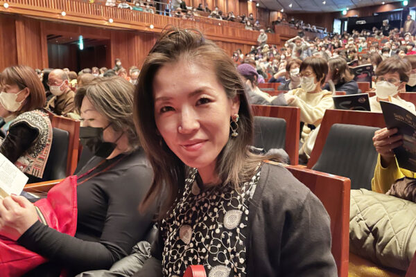 Bà Nakano Aiko, một huấn luyện viên vũ đạo, tham dự Chương trình Nghệ thuật Biểu diễn Shen Yun tại Trung tâm Nghệ thuật Biểu diễn Hyogo, Nishinomiya, Nhật Bản chiều ngày 06/01/2023. (Ảnh: Ren Zihui/The Epoch Times)