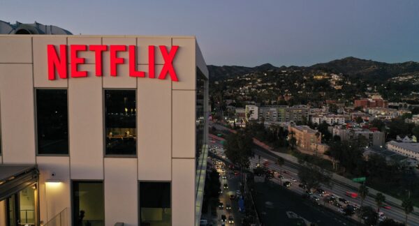 Logo Netflix trên nóc tòa nhà văn phòng của họ ở Hollywood, California, hôm 20/01/2022. (Ảnh: Robyn Beck/AFP qua Getty Images)