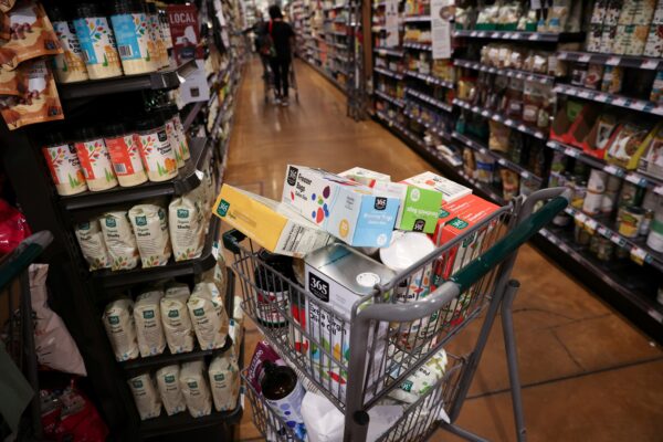Một xe chở hàng trong siêu thị khi lạm phát ảnh hưởng đến giá tiêu dùng ở Manhattan, New York, hôm 10/06/2022. (Ảnh: Andrew Kelly/Reuters)