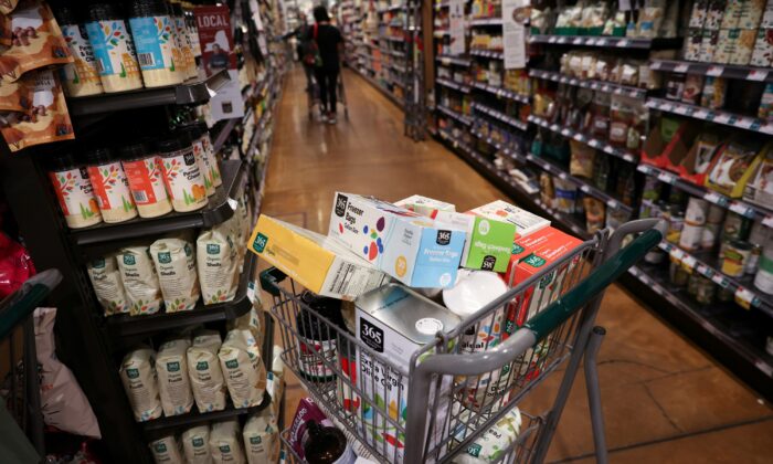 Một xe hàng trong một siêu thị khi lạm phát tác động đến giá tiêu dùng ở Manhattan, New York vào ngày 10/06/2022. (Ảnh: Andrew Kelly/Reuters)