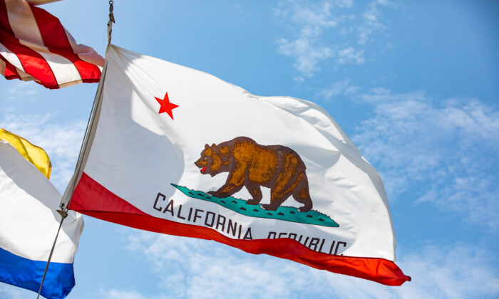 Lá cờ California ở Newport Beach, California, vào ngày 25/08/2021. (Ảnh: John Fredricks/The Epoch Times)