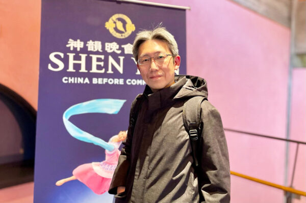 Nhà nghiên cứu hóa học Nijo Hiroma thưởng lãm Nghệ thuật Biểu diễn Shen Yun tại Nhà hát ROHM Kyoto ở Kyoto, Nhật Bản, hôm 11/01/2023. (Ảnh: Niu Bin/The Epoch Times)