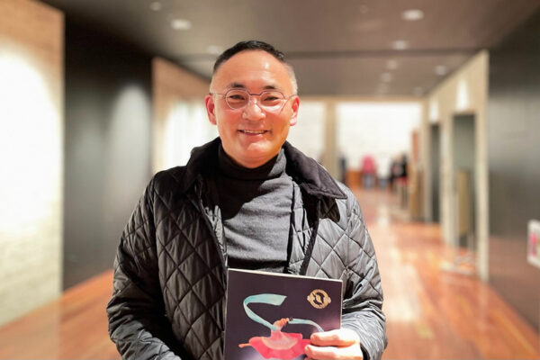 Ông Noda Hiroshi, giám đốc bộ phận hỗ trợ kinh doanh tại Phòng Thương mại và Công nghiệp Wakayama, tham dự Nghệ thuật Biểu diễn Shen Yun tại Trung tâm Nghệ thuật Biểu diễn Hyogo ở Nishinomiya, Nhật Bản, tối 08/01/2023. (Ảnh: Niu Bin/The Epoch Times)