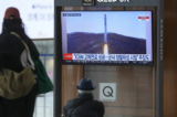 Một màn hình TV hiển thị một bức ảnh tư liệu về hỏa tiễn Bắc Hàn với vệ tinh thử nghiệm trong một chương trình thời sự tại Ga Xe lửa Seoul ở Seoul, Nam Hàn, hôm 31/12/2022. (Ảnh: Lee Jin-man/AP Photo)