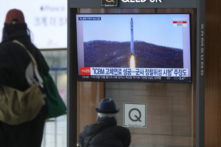 Một màn hình TV hiển thị một bức ảnh tư liệu về hỏa tiễn Bắc Hàn với vệ tinh thử nghiệm trong một chương trình thời sự tại Ga Xe lửa Seoul ở Seoul, Nam Hàn, hôm 31/12/2022. (Ảnh: Lee Jin-man/AP Photo)