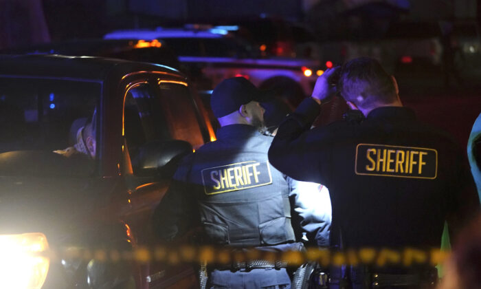 Các nhân viên chấp pháp kiểm soát hiện trường của một vụ nổ súng ở Half Moon Bay, California, hôm 23/01/2023. (Ảnh: Jeff Chiu/AP Photo)