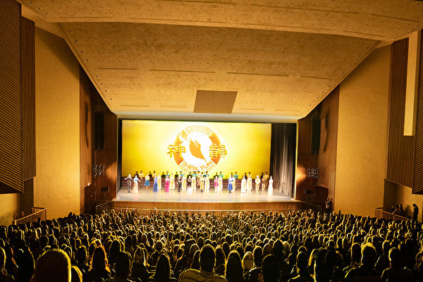 Đoàn Nghệ thuật Biểu diễn Shen Yun Quốc tế chào khán giả trước khi hạ màn tại Trung tâm hành chính Amarillo, Texas, hôm 10/01/2023. (Ảnh: Marina Fatinma/The Epoch Times)