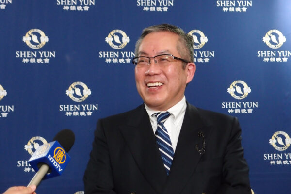 Ông Osato Kuniaki, chủ tịch công ty kinh doanh sản phẩm chăm sóc sức khỏe và sắc đẹp Blue-Eye ở Fukuoka, đã đến tham dự Chương trình Nghệ thuật Biểu diễn Shen Yun tại Fukuoka Sunpalace Hotel & Hall, Nhật Bản, hôm 29/12/2022. (Ảnh: Đài truyền hình Tân Đường Nhân)