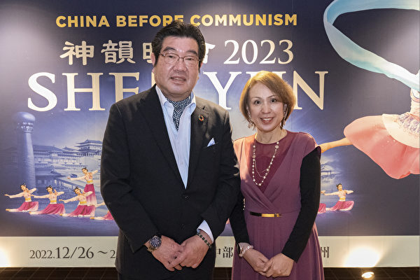 Ông Oshima Hiroki, phó chủ tịch ban tổ chức lễ hội mùa hè lớn nhất và lâu đời nhất Nhật Bản Gion Matsuri, cùng phu nhân thưởng lãm Nghệ thuật Biểu diễn Shen Yun tại Nhà hát ROHM Kyoto ở Kyoto, Nhật Bản, hôm 11/01/2023. (Ảnh: Fujino Takeshi/ The Epoch Times)