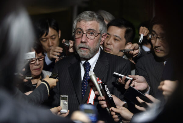 Nhà kinh tế và người đoạt giải Nobel Paul Krugman nói chuyện với các ký giả sau khi gặp Thủ tướng Nhật Bản Shinzo Abe tại Tokyo, Nhật Bản, vào ngày 22/03/2016. (Ảnh: Franck Robichon/AFP/Getty Images)
