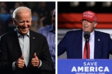 (Trái) Tổng thống Joe Biden tại một cuộc vận động ủng hộ ông John Fetterman và ông Josh Shapiro ở Philadelphia hôm 05/11/2022. (Ảnh: Mark Makela/Getty Images); (Phải) Cựu Tổng thống Donald Trump tại một cuộc vận động cho ông Mehmet Oz và ông Doug Mastriano ở Latrobe, Pennsylvania, hôm 05/11/2022. (Ảnh: Angela Weiss/AFP via Getty Images)