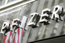 Biển hiệu của Pfizer ở New York trong một bức hình tư liệu. (Ảnh: Timothy A. Clary/AFP qua Getty Images)