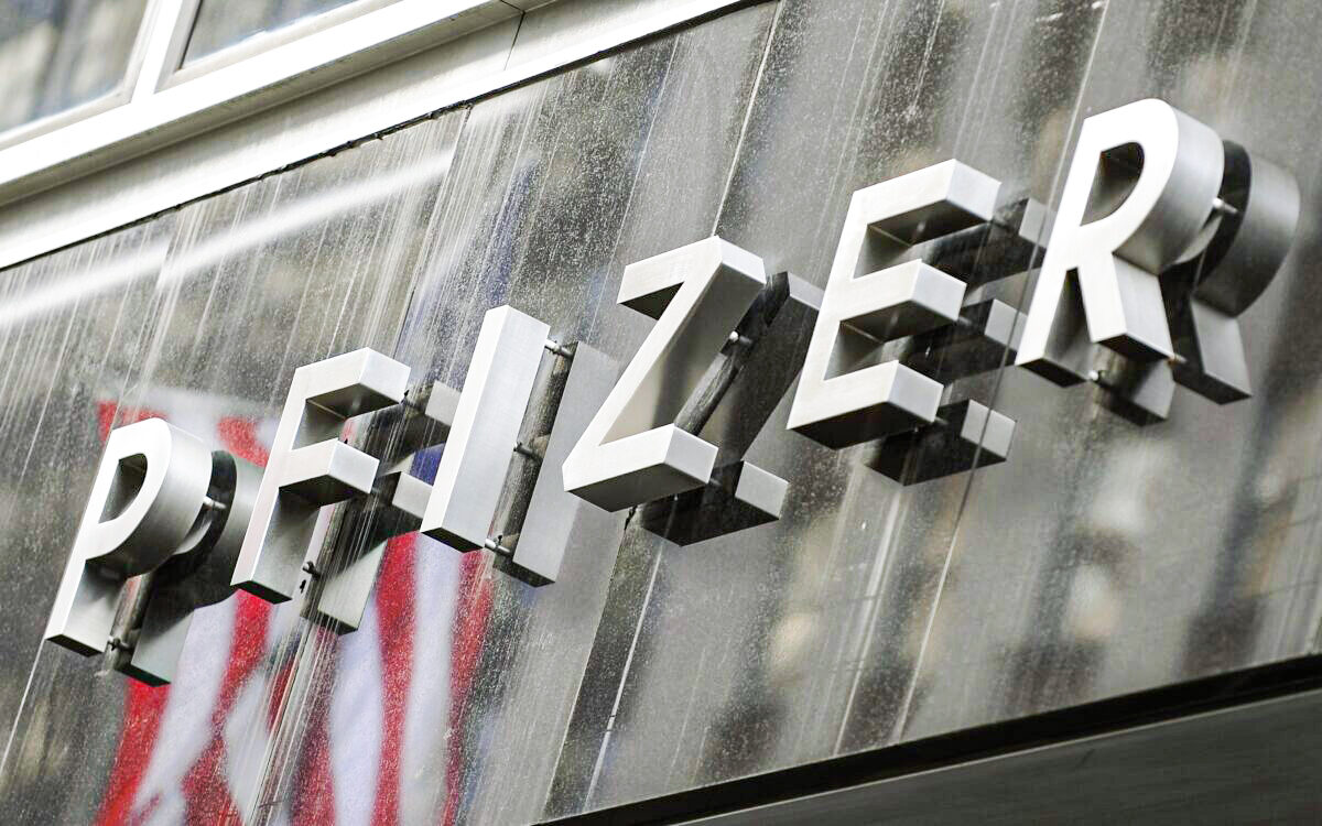 Biển hiệu của Pfizer ở New York trong một bức hình tư liệu. (Ảnh: Timothy A. Clary/AFP qua Getty Images)