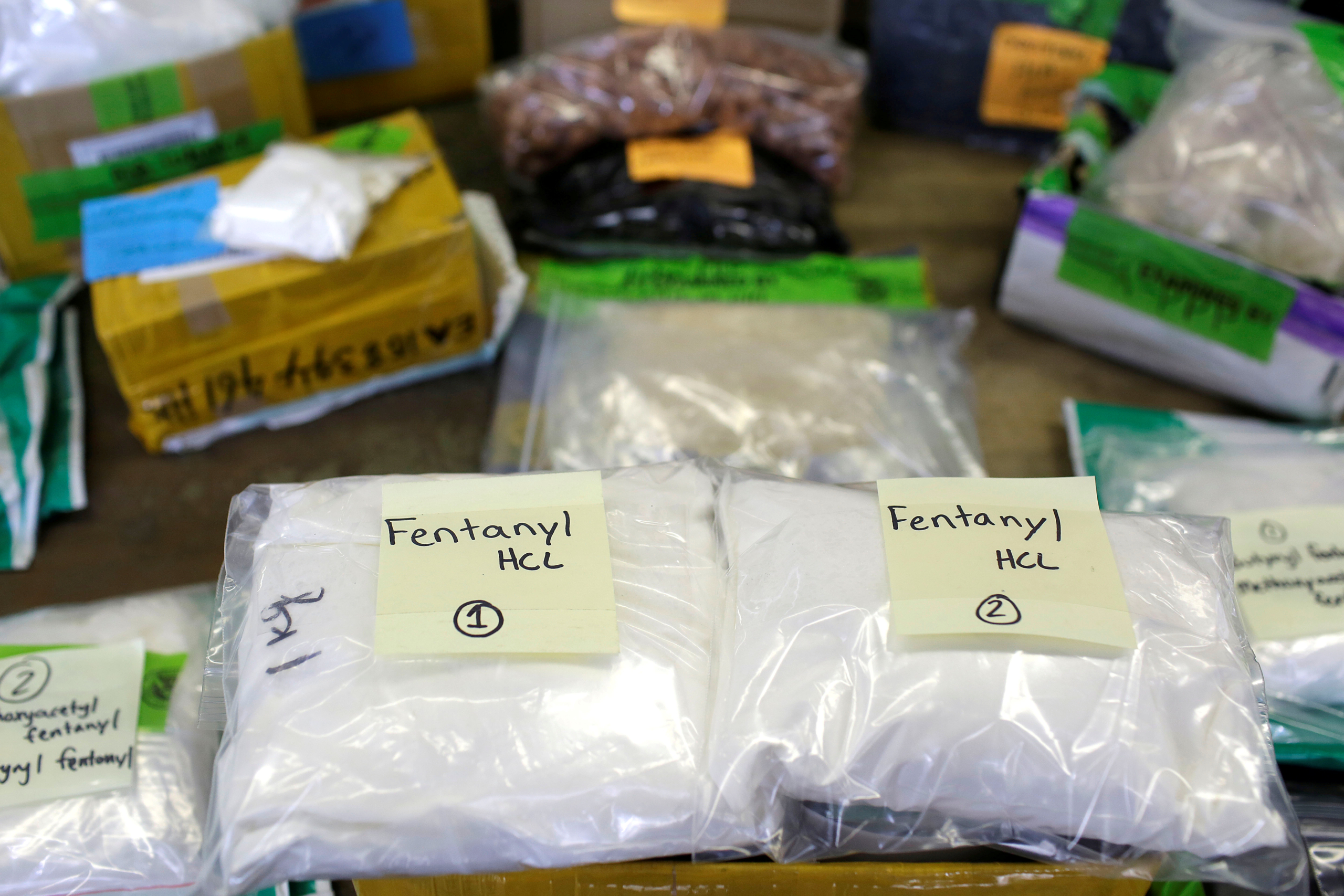 Các túi nhựa chứa Fentanyl được trưng bày trên bàn tại khu vực của Cục Hải quan và Biên phòng Hoa Kỳ ở trung tâm phân loại thư và bưu kiện quốc tế International Mail Facility tại Phi trường Quốc tế O’Hare ở Chicago, Illinois, vào ngày 29/11/2017. (Ảnh: Joshua Lott/Reuters)