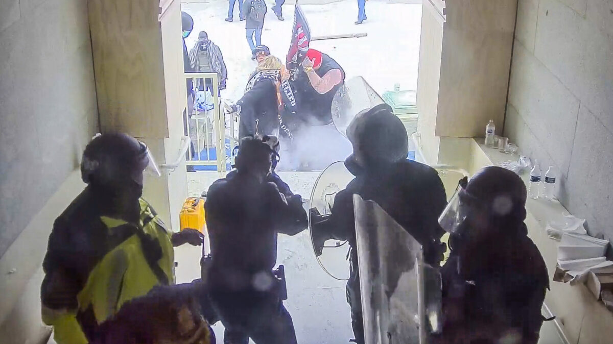 Cảnh sát bắn đạn cao su vào những người biểu tình đầu tiên cố gắng đi vào đường hầm Lower West Terrace tại Điện Capitol Hoa Kỳ vào ngày 06/01/2021. (Ảnh: Cảnh sát Điện Capitol Hoa Kỳ/Ảnh chụp màn hình qua The Epoch Times)