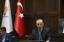 Tổng thống Thổ Nhĩ Kỳ kiêm lãnh đạo Đảng Công lý và Phát triển (AK) Recep Tayyip Erdogan (giữa) trình bày một bài diễn văn trong cuộc họp nhóm của đảng ông tại Quốc hội Thổ Nhĩ Kỳ ở Ankara, Thổ Nhĩ Kỳ, hôm 21/12/2022. (Ảnh: Adem Altan/AFP qua Getty Images)