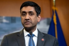 Dân biểu Ro Khanna (Dân Chủ-California) trình bày trong một cuộc họp báo tại Capitol Hill ở Hoa Thịnh Đốn vào ngày 04/04/2019. (Ảnh: Saul Loeb/AFP qua Getty Images)