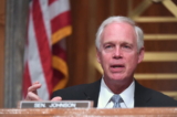 Thượng nghị sĩ Ron Johnson (Cộng Hòa-Wisconsin) trình bày trong phiên điều trần của Ủy ban Các vấn đề Chính phủ và An ninh Nội địa của Thượng viện vào ngày 06/08/2020. (Ảnh: Toni Sandys-Pool/Getty Images)