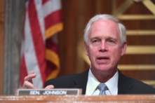 Thượng nghị sĩ Ron Johnson (Cộng Hòa-Wisconsin) trình bày trong phiên điều trần của Ủy ban Các vấn đề Chính phủ và An ninh Nội địa của Thượng viện vào ngày 06/08/2020. (Ảnh: Toni Sandys-Pool/Getty Images)