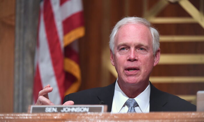 Thượng nghị sĩ Ron Johnson (Cộng Hòa-Wisconsin) trình bày trong phiên điều trần của Ủy ban Các vấn đề Chính phủ và An ninh Nội địa của Thượng viện vào ngày 06/08/2020. (Ảnh: Toni Sandys-Pool/Getty Images)