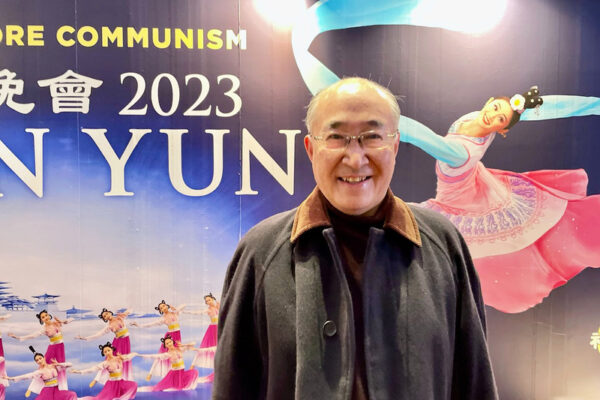 Ông Sasaki Taiichi, trụ trì một ngôi chùa ở Osaka, tham dự chương trình Nghệ thuật Biểu diễn Shen Yun tại Trung tâm Nghệ thuật Biểu diễn Hyogo ở Nishinomiya, Nhật Bản, tối 08/01/2023. (Ảnh: Niu Bin/The Epoch Times)