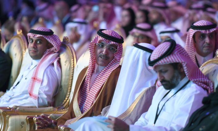Bộ trưởng Bộ Tài chính Saudi Arabia Mohammed Al-Jadaan (giữa) tham dự hội nghị Euromoney tại thủ đô Riyadh của Saudi Arabia vào ngày 02/05/2018. (Ảnh:  Fayez Nureldine/AFP qua Getty Images)