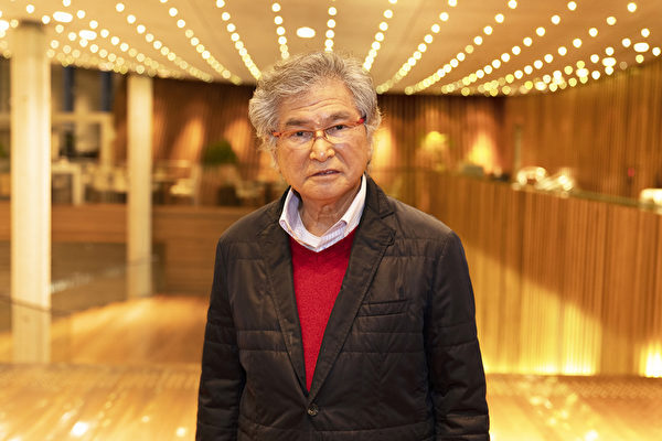 Nha sĩ Sawada Munehisa thưởng lãm Nghệ thuật Biểu diễn Shen Yun tại Trung tâm Nghệ thuật Biểu diễn Hyogo ở thành phố Nishinomiya, Nhật Bản, tối hôm 09/01/2023. (Ảnh: Fujino Takeshi/The Epoch Times)